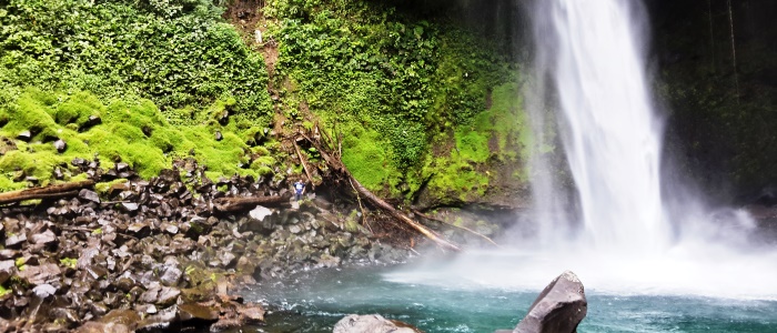 one-of-the-most-famous-and-beautiful-waterfall-of-costa-rica