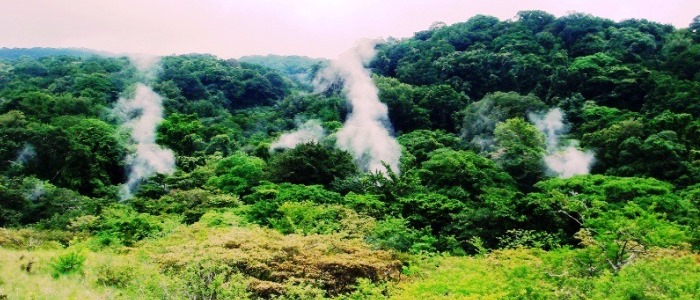 many-fumaroles-that-can-be-seen-during-the-hike